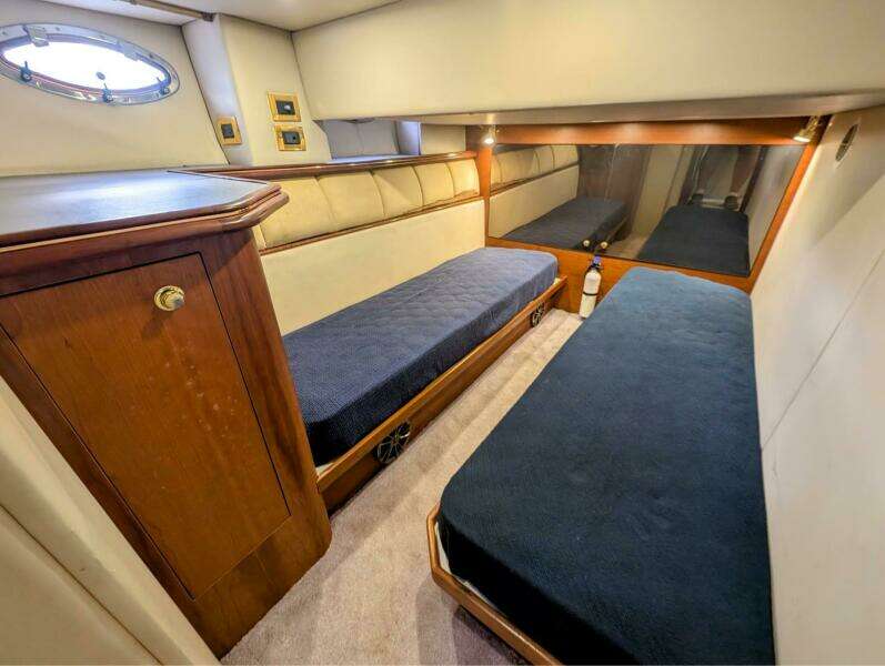 1999 Cruisers Yachts 