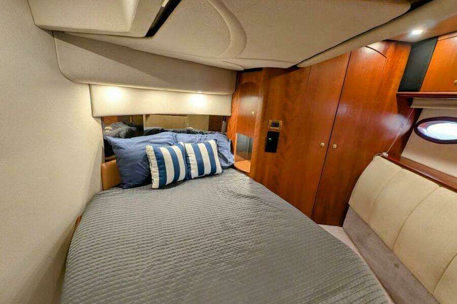 1999 Cruisers Yachts 