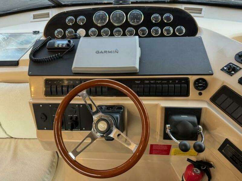 1999 Cruisers Yachts 