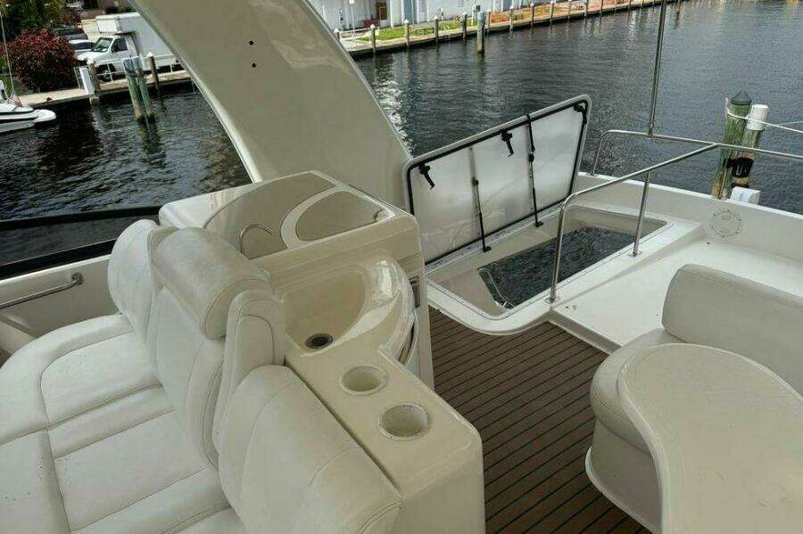 1999 Cruisers Yachts 