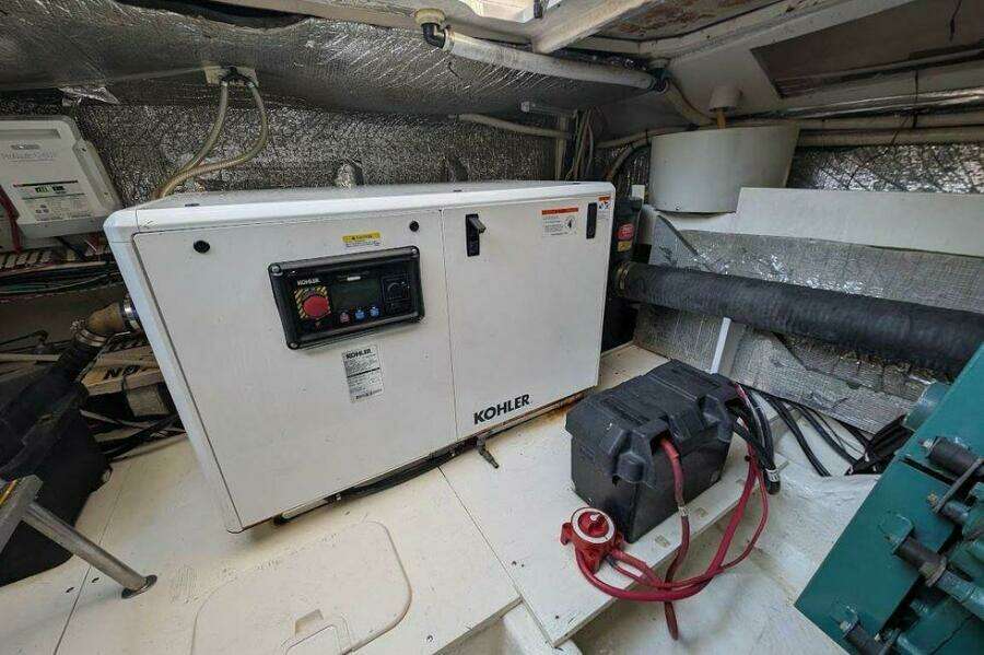 1999 Cruisers Yachts 