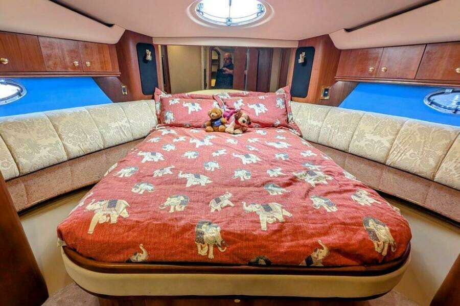 1999 Cruisers Yachts 