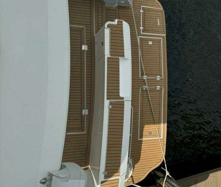 1999 Cruisers Yachts 