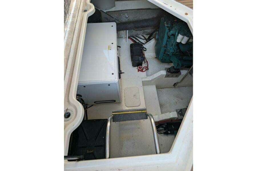 1999 Cruisers Yachts 