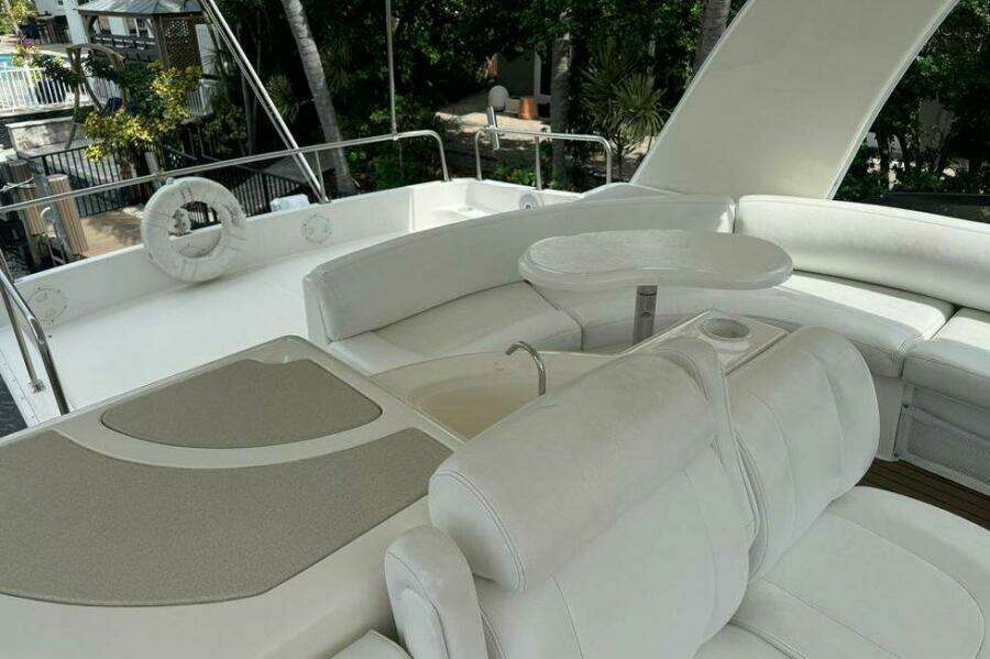 1999 Cruisers Yachts 