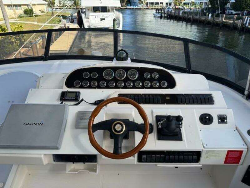 1999 Cruisers Yachts 