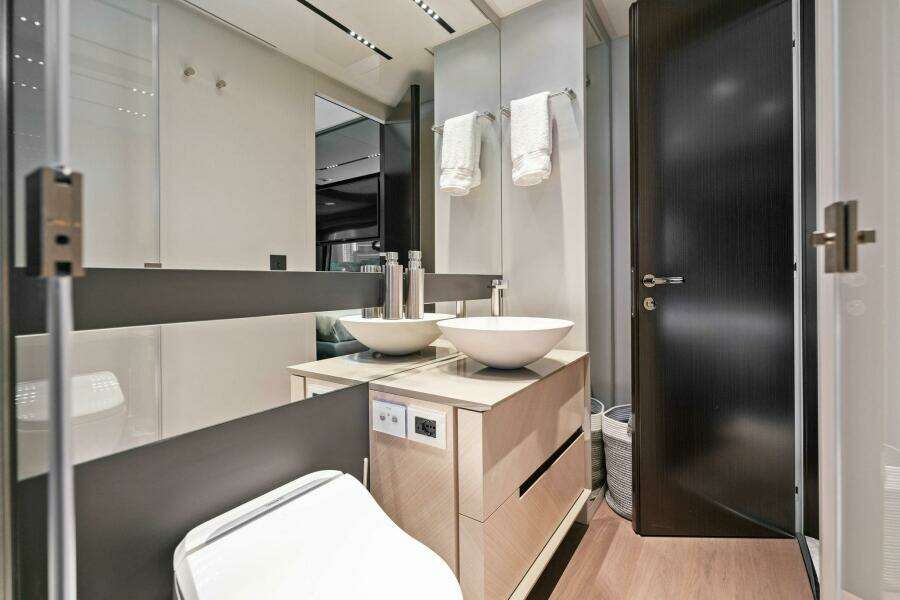 2023 Pershing GTX Motoryacht