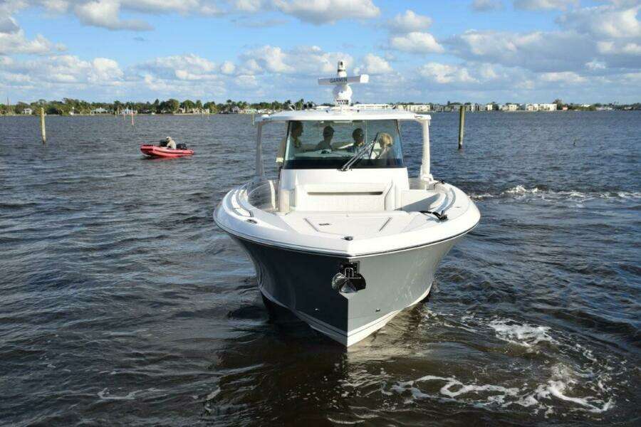 Thru Bow Stem Anchoring System Is Controlled From Helm Or Inside Top Opening Anchor Locker. Sharp Bow Entry