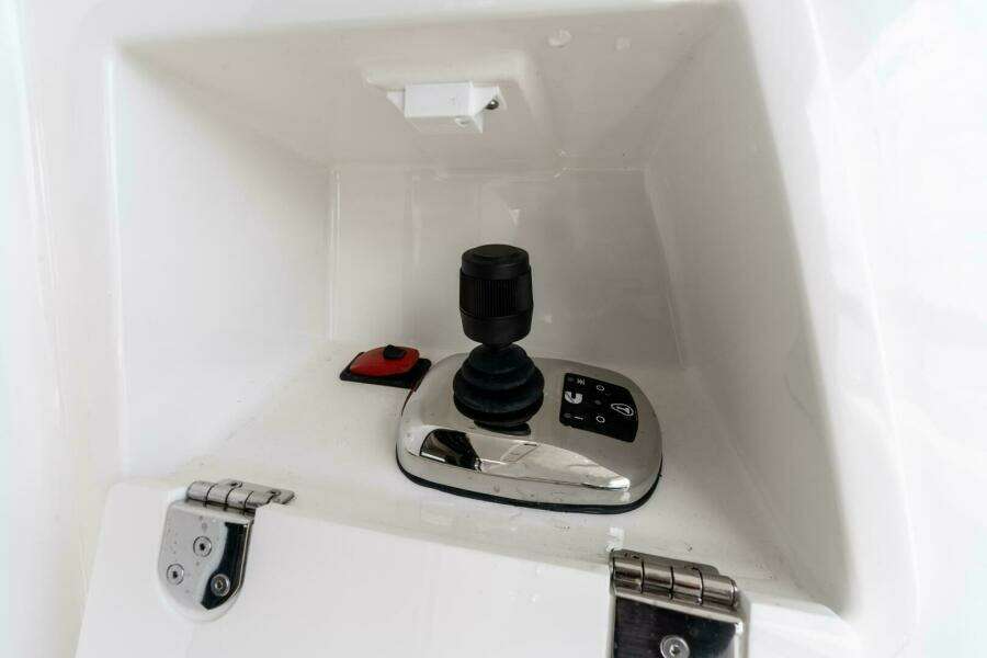 2024 42 Prestige Flybridge - Cockpit Docking System