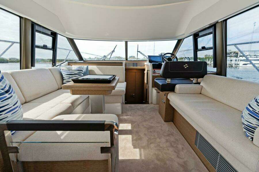 2024 42 Prestige Flybridge - Dinette