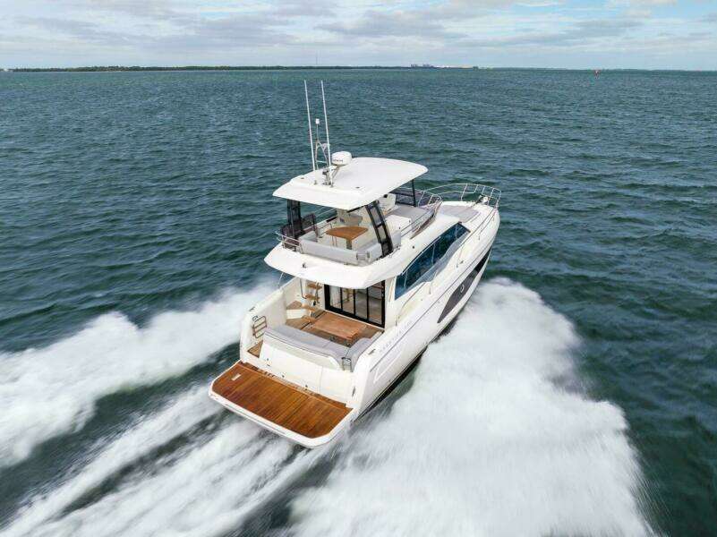2024 42 Prestige Flybridge - Profile
