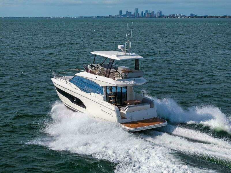 2024 42 Prestige Flybridge - Profile