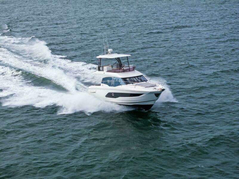 2024 42 Prestige Flybridge - Profile