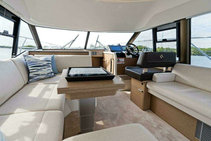 2024 42 Prestige Flybridge - Dinette