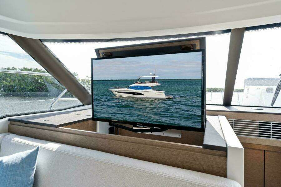 2024 42 Prestige Flybridge - Dinette TV
