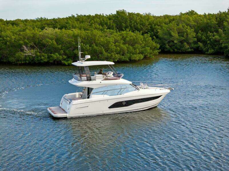 2024 42 Prestige Flybridge - Profile