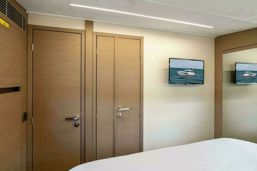 2024 42 Prestige Flybridge - VIP Stateroom
