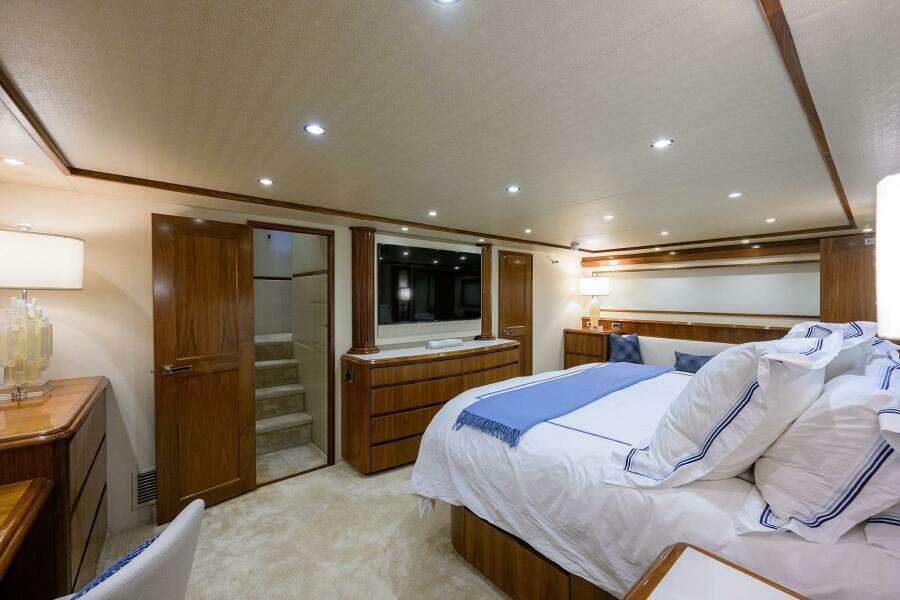 Viking  92 SPECULATOR - Master Stateroom