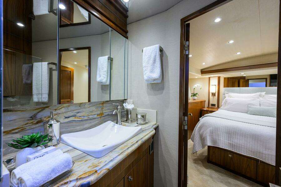 Viking  92 SPECULATOR - Guest Stateroom Ensuite Head