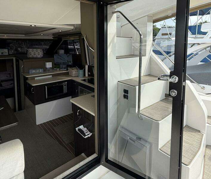 2013 Carver C-34 Command Bridge