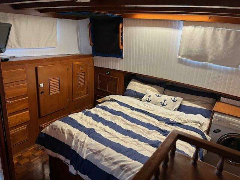 44' Marine Trader Master Stateroom