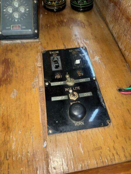 44' Marine Trader Salon Helm Controls