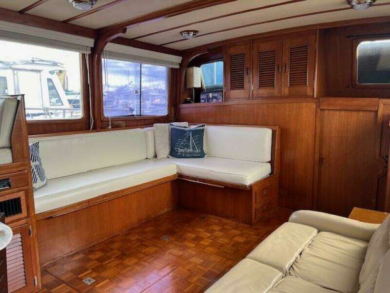 44' Marine Trader Salon Aft Starboard