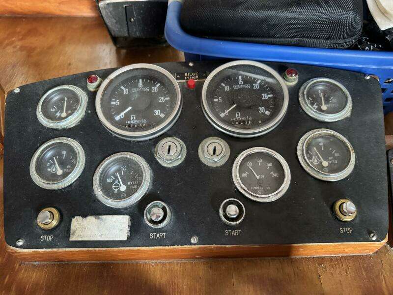 44' Marine Trader Salon Helm Instrument Cluster 
