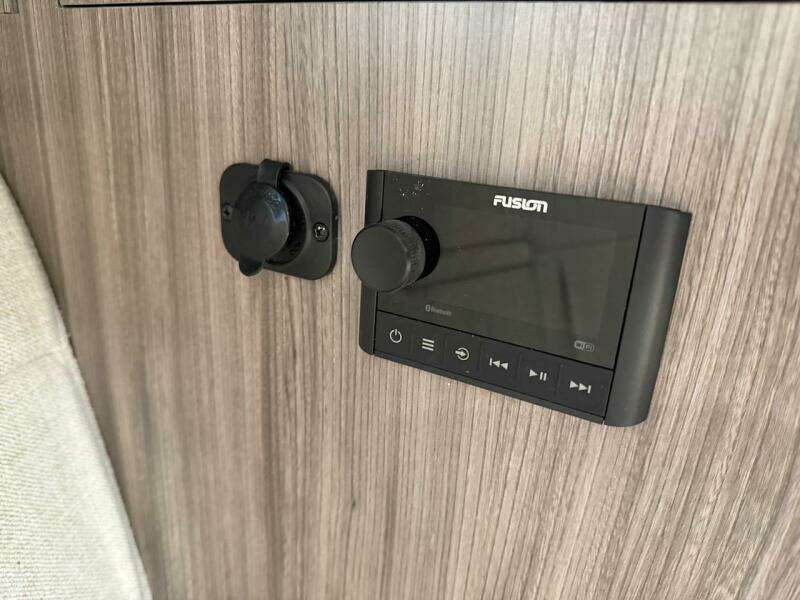 2023 Sea Ray 320 Outboard