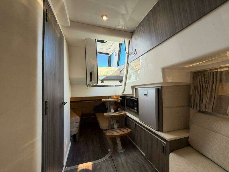 2023 Sea Ray 320 Outboard