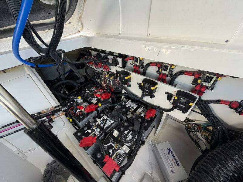 2023 Sea Ray 320 Outboard