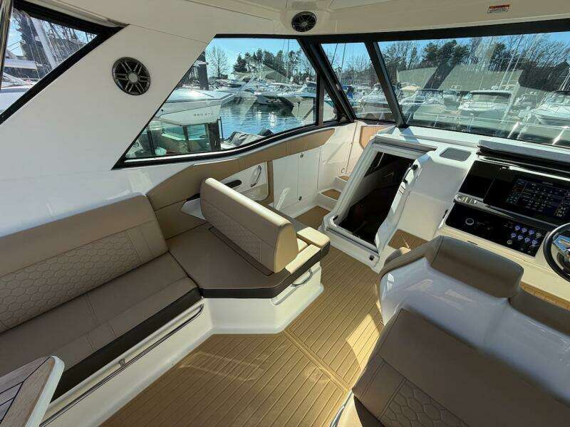 2023 Sea Ray 320 Outboard