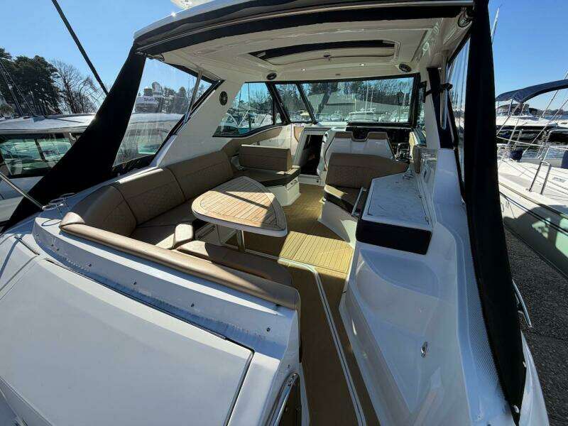 2023 Sea Ray 320 Outboard