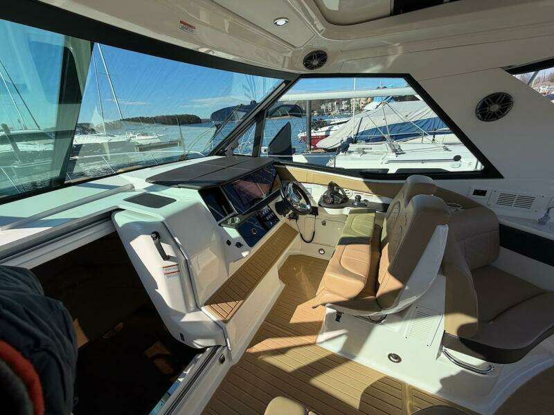 2023 Sea Ray 320 Outboard