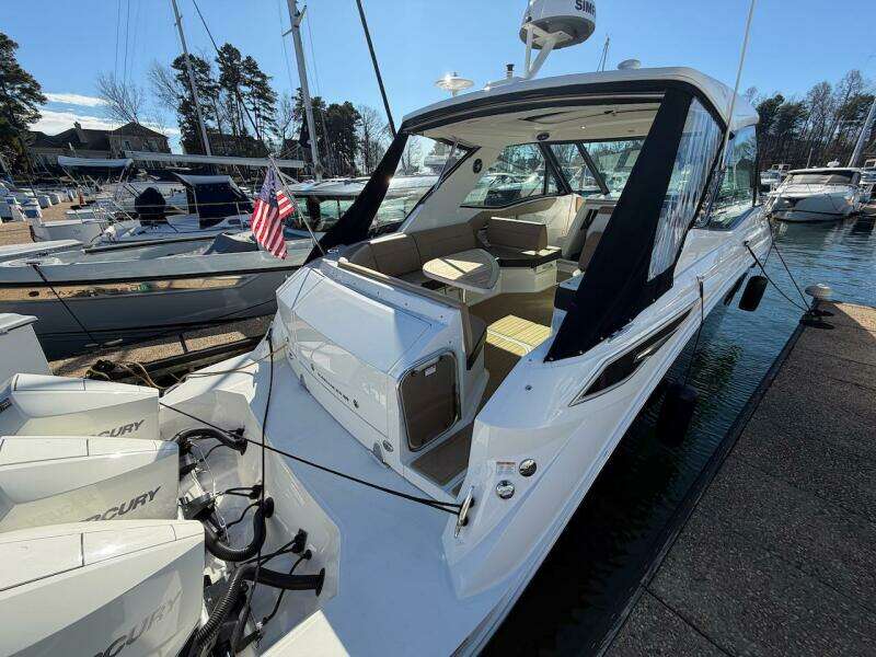 2023 Sea Ray 320 Outboard