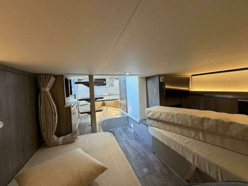 2023 Sea Ray 320 Outboard