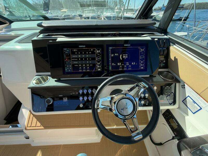 2023 Sea Ray 320 Outboard