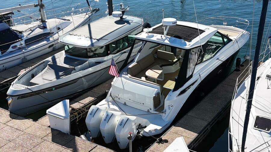 2023 Sea Ray 320 Outboard