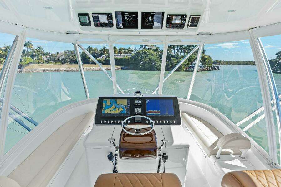 2022 Viking 46 Billfish IRISH BEAUTE Helm