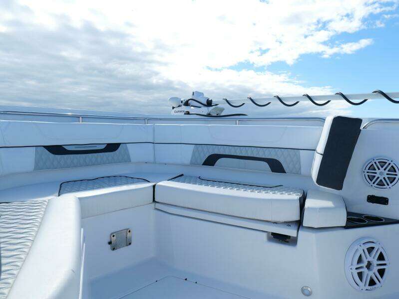 Blackfin 332 CC - Bow Seating