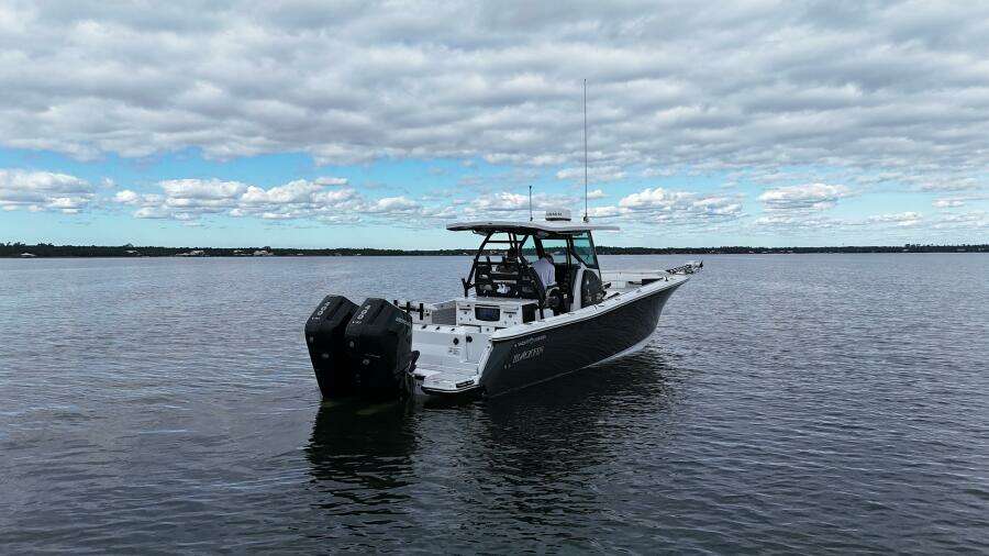 Blackfin 332 CC - Starboard Aft Profile