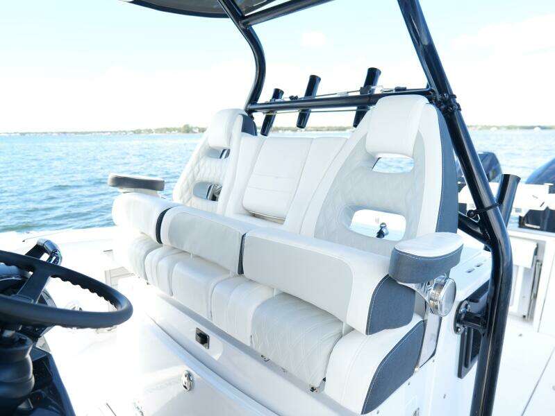 Blackfin 332 CC - Helm Station Seating