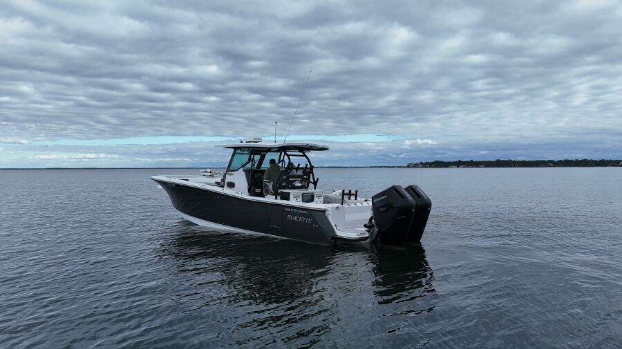 Blackfin 332 CC - Port Aft Profile