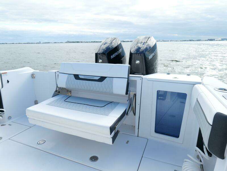 Blackfin 332 CC - Cockpit Seating