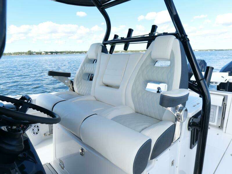 Blackfin 332 CC - Helm Station Seating