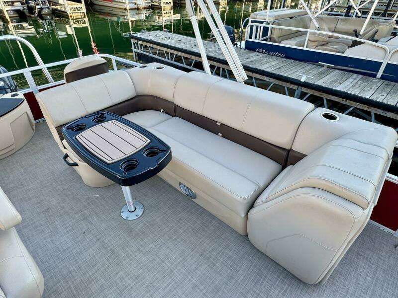 2019 Sun Tracker Fishin' Barge 20DLX