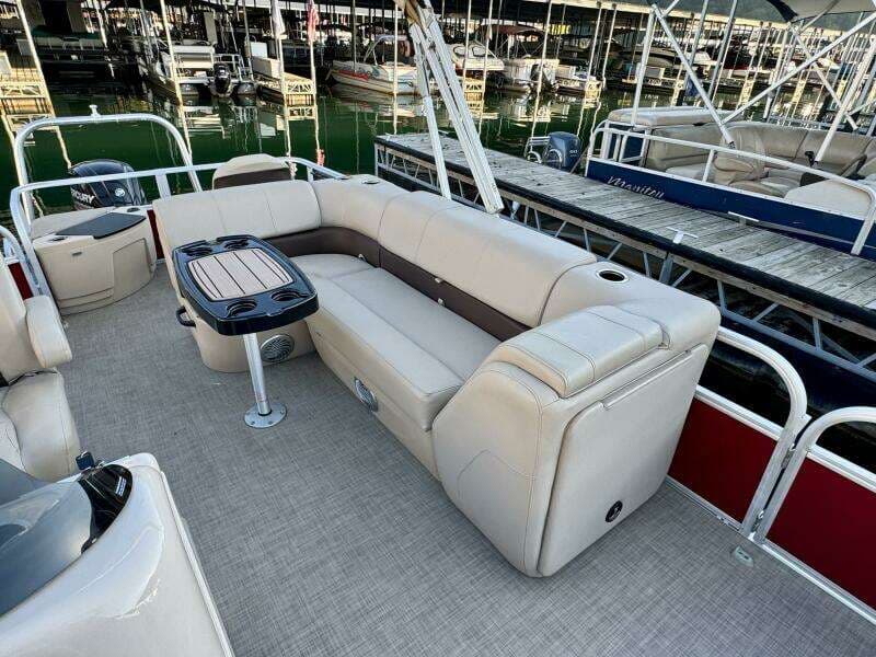 2019 Sun Tracker Fishin' Barge 20DLX