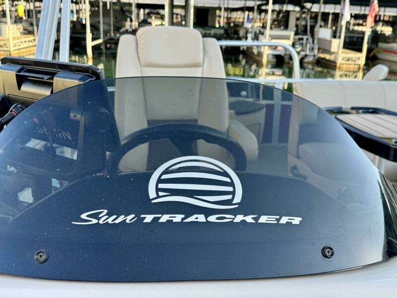 2019 Sun Tracker Fishin' Barge 20DLX