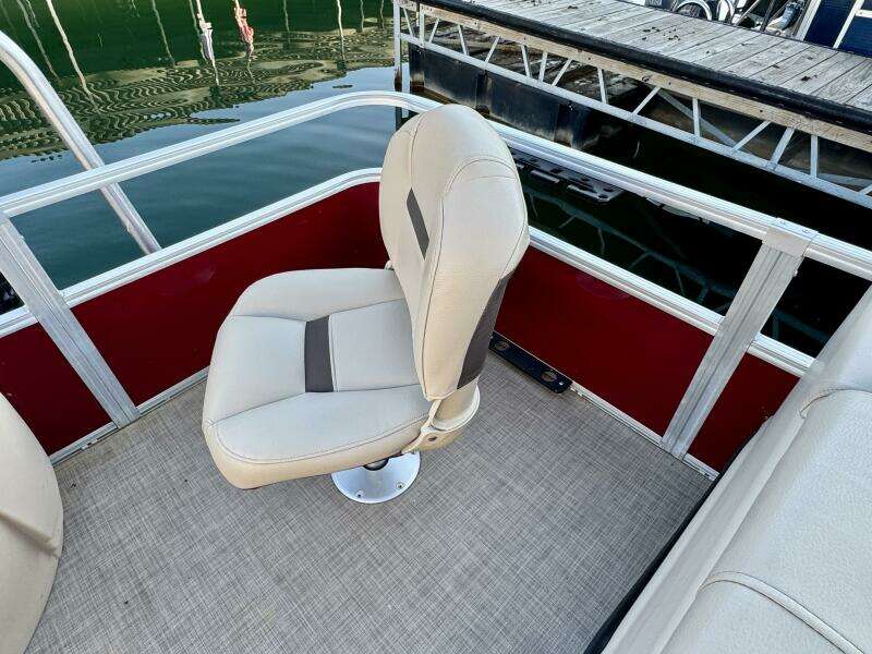 2019 Sun Tracker Fishin' Barge 20DLX