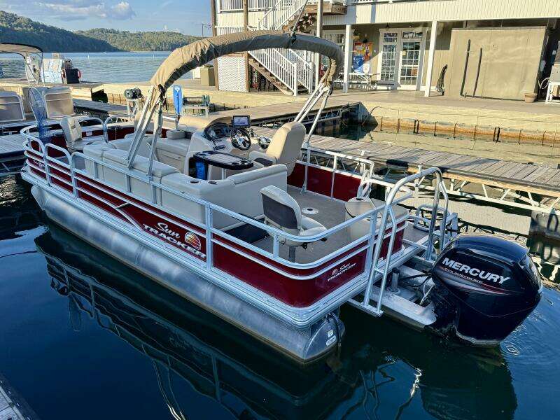 2019 Sun Tracker Fishin' Barge 20DLX